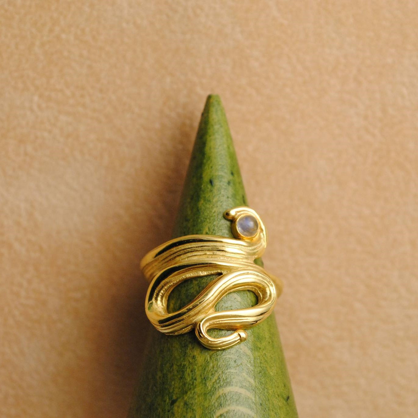 Δαχτυλίδι από χρυσό 18Κ με σχέδιου φιδιού και φεγγαρόλιθο