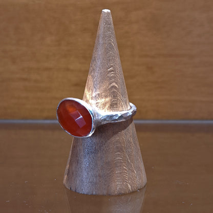 Ασημένιο δαχτυλίδι με οβάλ κορνόλιθο.