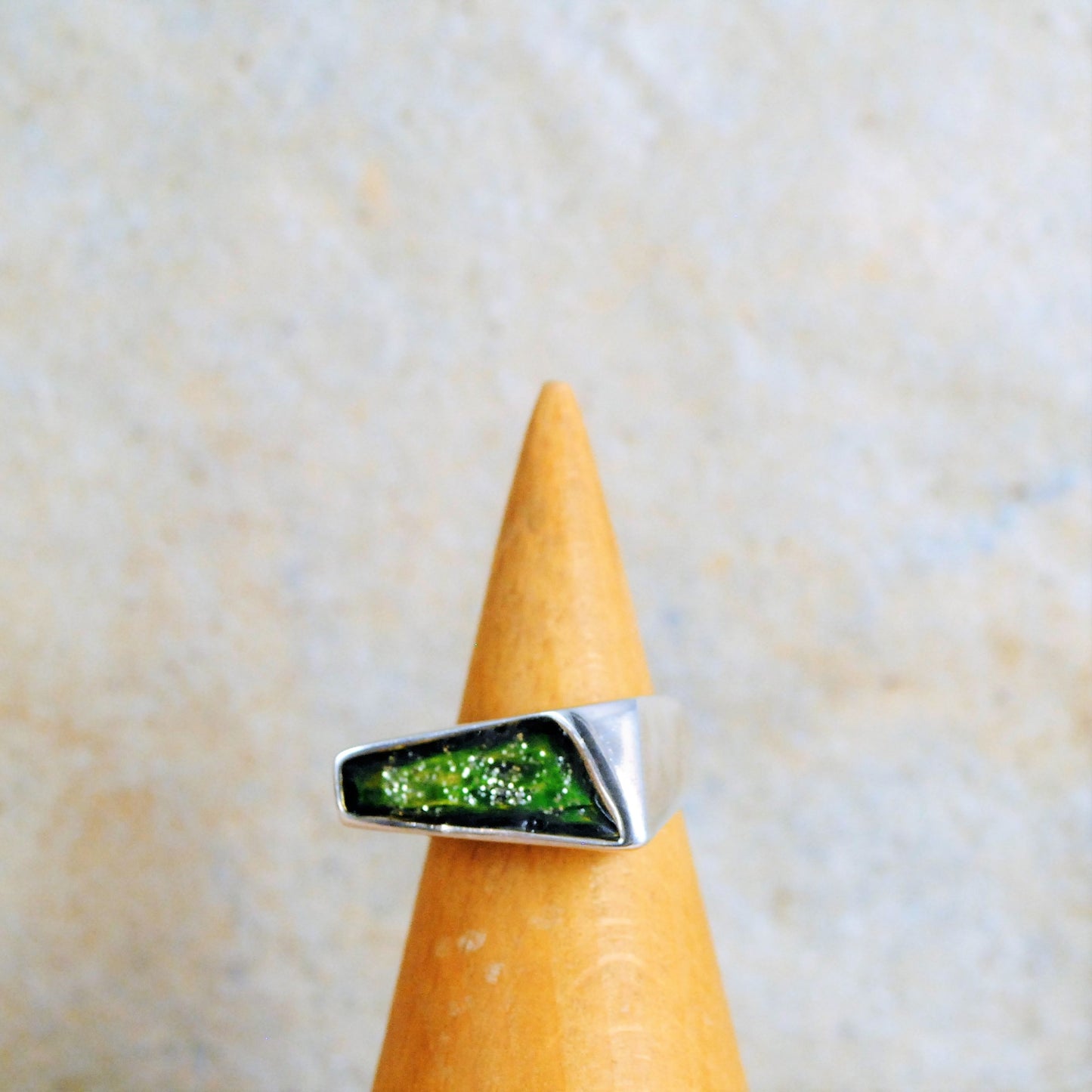 Ασημένιο δαχτυλίδι με πράσινο σμάλτο (ΙΙ)