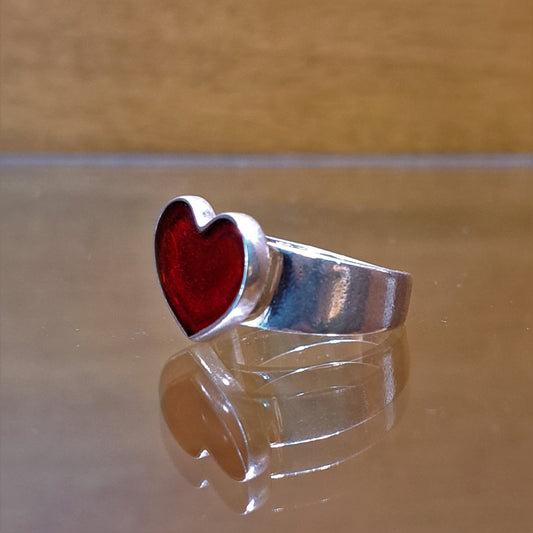 Ασημένιο δαχτυλίδι με κόκκινη καρδιά.