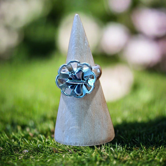Ασημένιο δαχτυλίδι με λουλούδι και πεταλούδα.
