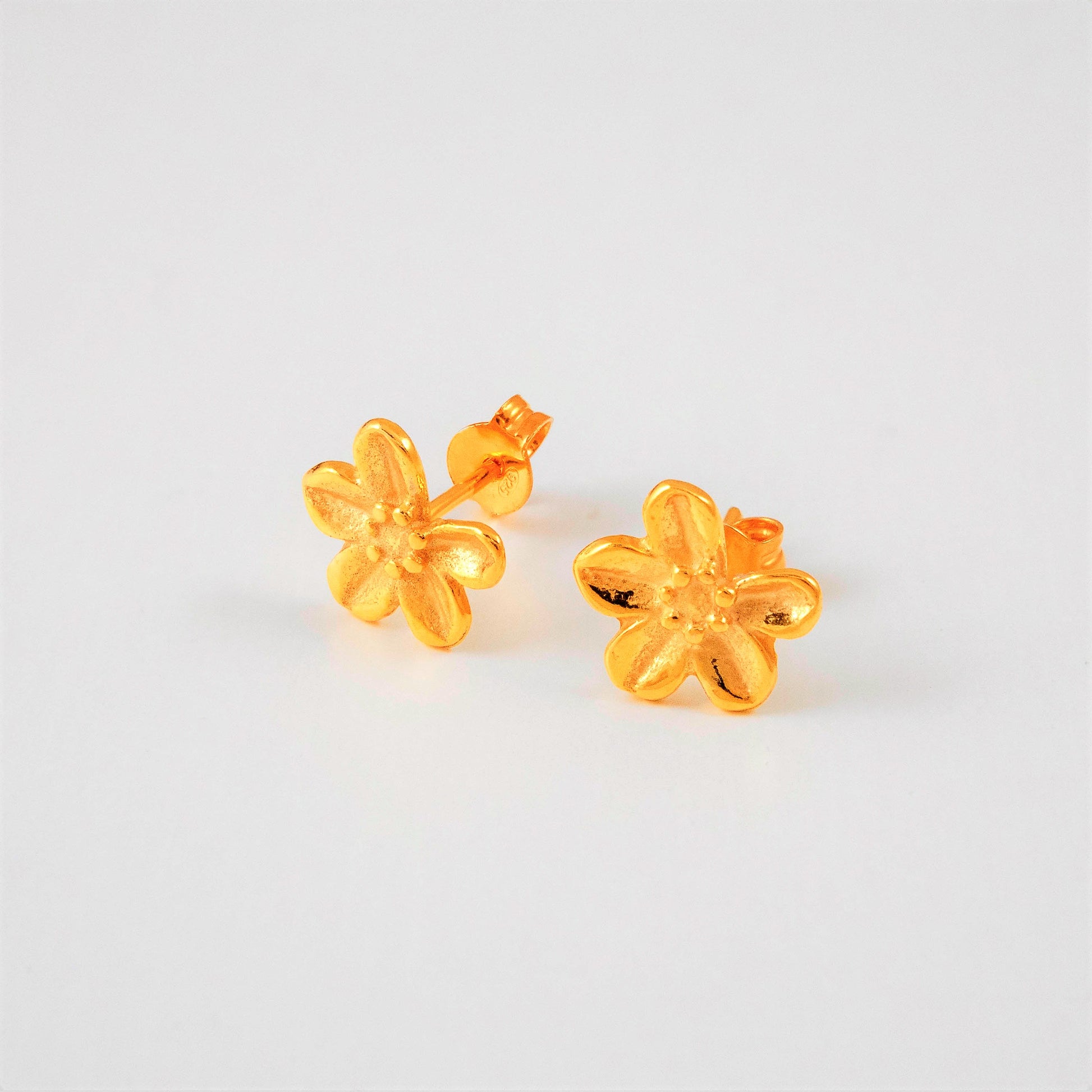 Tiny Daisy gold plated stud earrings with daisies