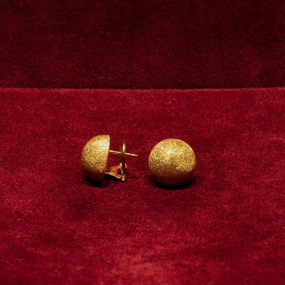 Σκουλαρίκια χρυσά 18Κ με σχέδιο μισής μπάλας.