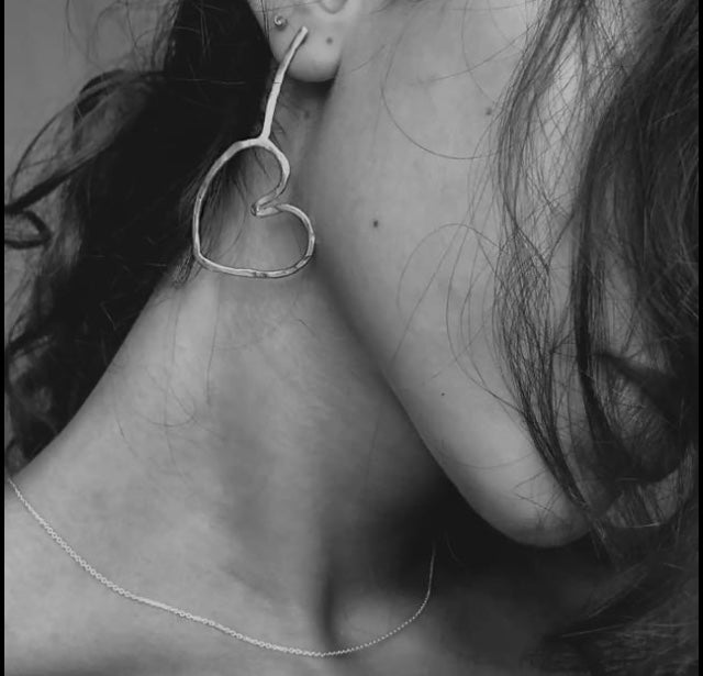 One line mini heart sterling silver earrings